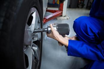 Μηχανικός αλλάζει τροχό με αερόκλειδο