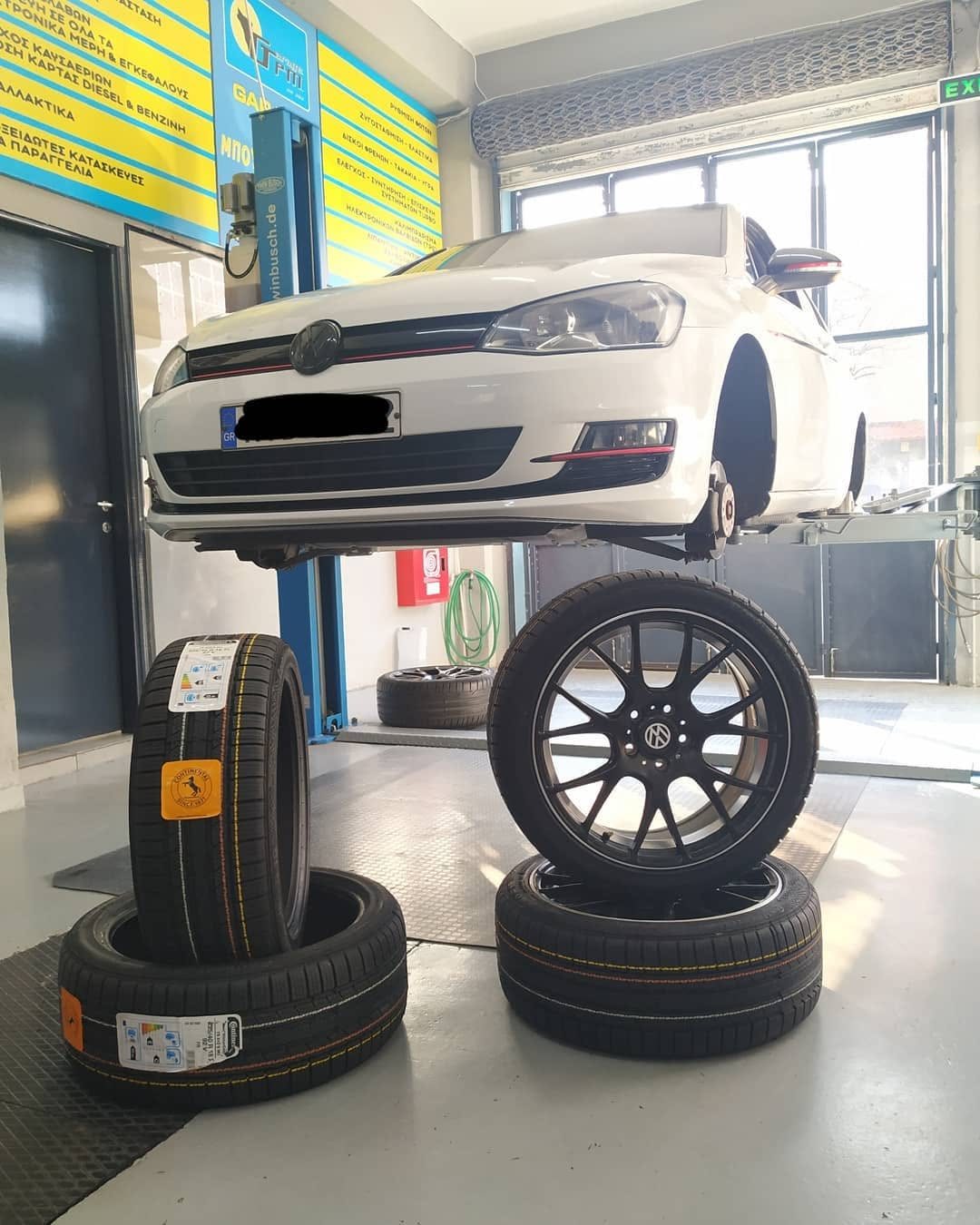 VW Golf στο ανυψωτικό του Garage GPM με καινούργια ελαστικά Continental