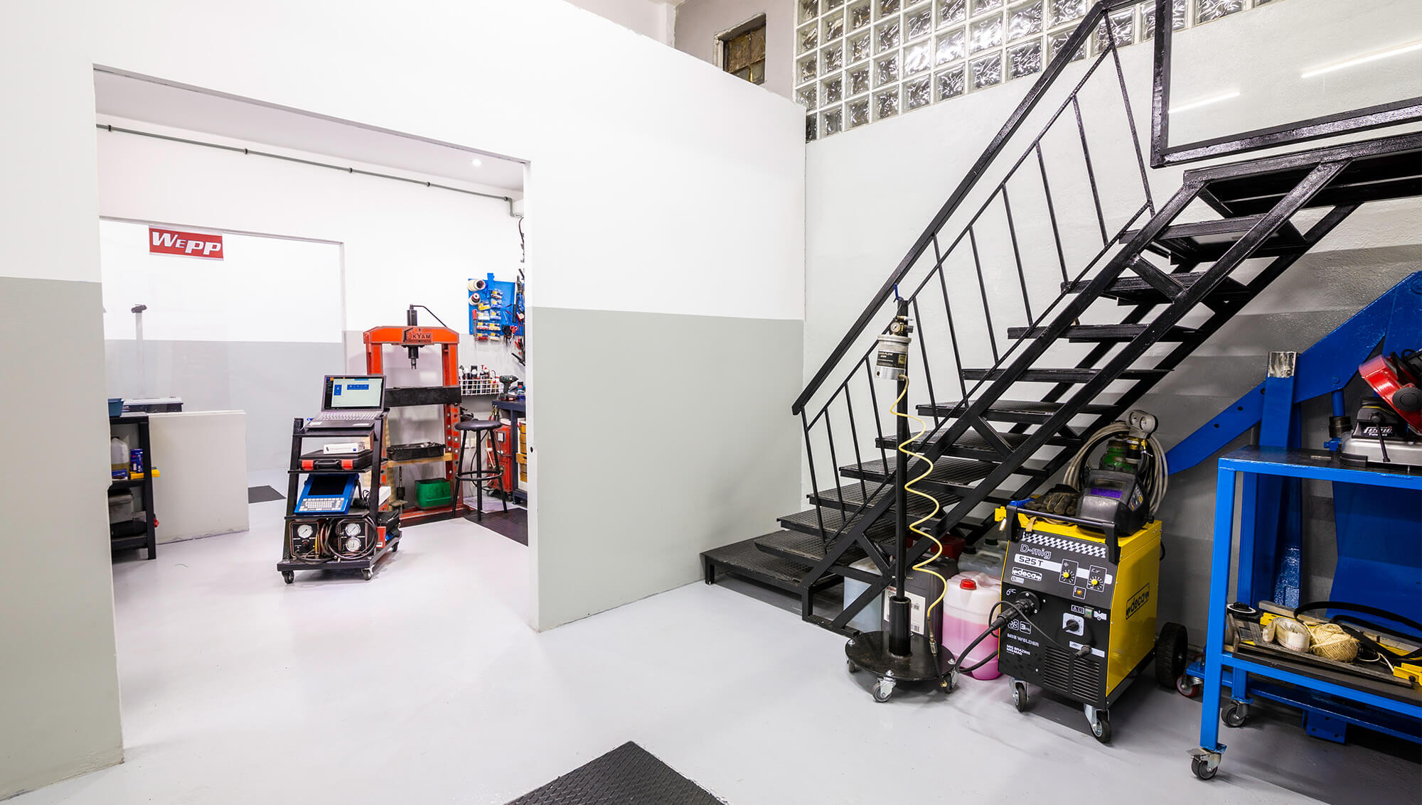 Χώρος εργασίας με μηχάνημα καθαρισμού μπεκ στο Garage GPM