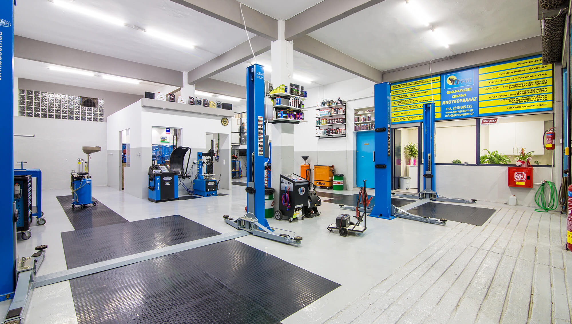 Ο χώρος εργασίας του Garage GPM με ανυψωτικά αυτοκινήτων