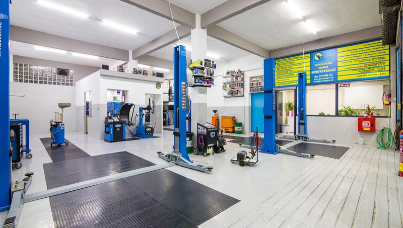 Ο χώρος εργασίας του Garage GPM με ανυψωτικά αυτοκινήτων